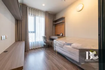 โอเอซิสคอนโดใหม่ พร้อมอยู่! สไตล์ Hide & Seek พบห้องรูปแบบ Cantilever Room ยูนิตพักอาศัยดีไซน์พิเศษ พื้นที่ภายในห้องชุดลอยออกมาจากตัวอาคาร เสมือนการพักผ่อนอยู่บนเชิงเขา ส่วนกลางใหญ่อลังการที่สุดในย่าน พร้อม Triple Facilities ใกล้ BTS ห้าแยกลาดพร้าว เชื่อม