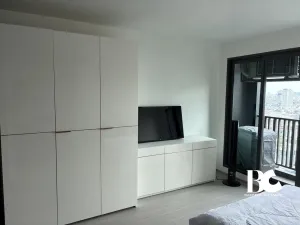 ICONIC LANDMARK ใจกลางห้าแยกลาดพร้าว คุ้ม ครบครัน ตอบรับทุกไลฟ์สไตล์ รองรับการพักผ่อนอย่างเป็นส่วนตัว ไปกับ Highlight Facility คือ Iconic Lobby, Rooftop Facilities และ Panoramic Health Club แบบ 24 ชั่วโมง Sky Work Space พร้อมเปิดรับวิวเมืองแบบ 360 องศา หร