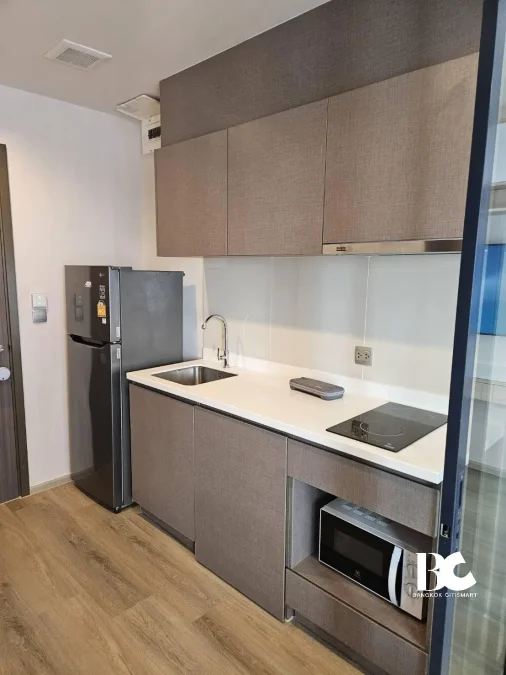 โอเอซิสคอนโดใหม่ พร้อมอยู่! สไตล์ Hide & Seek พบห้องรูปแบบ Cantilever Room ยูนิตพักอาศัยดีไซน์พิเศษ พื้นที่ภายในห้องชุดลอยออกมาจากตัวอาคาร เสมือนการพักผ่อนอยู่บนเชิงเขา ส่วนกลางใหญ่อลังการที่สุดในย่าน พร้อม Triple Facilities ใกล้ BTS ห้าแยกลาดพร้าว เชื่อม