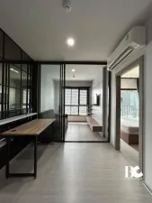 ที่สุดแห่งคอนโด High Rise พร้อมอยู่ใจกลาง New CBD ใกล้ MRT พระราม 9 ตอบโจทย์ทุกการใช้ชีวิตในสังคมเมือง พร้อมกับส่วนกลางใหญ่ถึง 7.5 ไร่* , สระว่ายน้ำ 3 สระ , Fitness 2 ชั้น บนชั้น Rooftop วิวเมือง Grand Lobby สูง 6 เมตร และ Co-Working Space แบบส่วนตัว