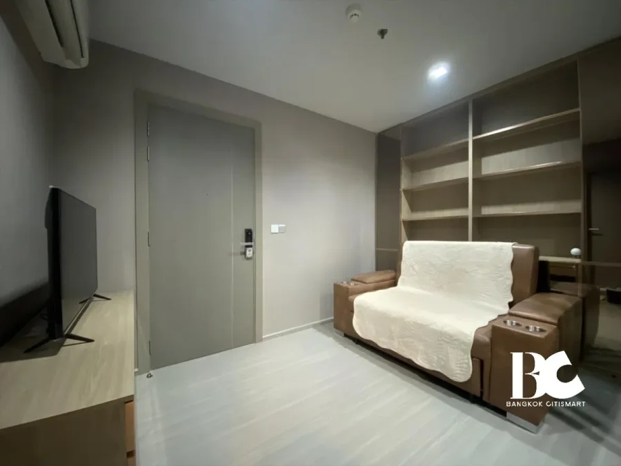 ที่สุดแห่งคอนโด High Rise พร้อมอยู่ใจกลาง New CBD ใกล้ MRT พระราม 9 ตอบโจทย์ทุกการใช้ชีวิตในสังคมเมือง พร้อมกับส่วนกลางใหญ่ถึง 7.5 ไร่* , สระว่ายน้ำ 3 สระ , Fitness 2 ชั้น บนชั้น Rooftop วิวเมือง Grand Lobby สูง 6 เมตร และ Co-Working Space แบบส่วนตัว