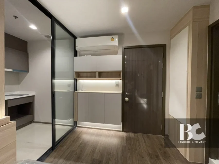 โอเอซิสคอนโดใหม่ พร้อมอยู่! สไตล์ Hide & Seek พบห้องรูปแบบ Cantilever Room ยูนิตพักอาศัยดีไซน์พิเศษ พื้นที่ภายในห้องชุดลอยออกมาจากตัวอาคาร เสมือนการพักผ่อนอยู่บนเชิงเขา ส่วนกลางใหญ่อลังการที่สุดในย่าน พร้อม Triple Facilities ใกล้ BTS ห้าแยกลาดพร้าว เชื่อม