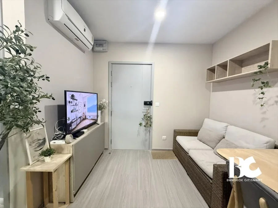 คอนโดพร้อมอยู่ สไตล์อังกฤษ ตอบโจทย์ไลฟ์สไตล์คนเมือง เดินทางสะดวก ใกล้ MRT ตรงข้ามเซ็นทรัลแกรนด์พระราม 9 A New Luxe Classic Condominium กับงานดีไซน์ที่สวยสะดุดตา มาพร้อมกับบรรยากาศโครงการ และส่วนกลางแบบเต็มอิ่ม ทั้งพื้นที่สีเขียวขนาดใหญ่ สระว่ายน้ำ 2 สระ, 