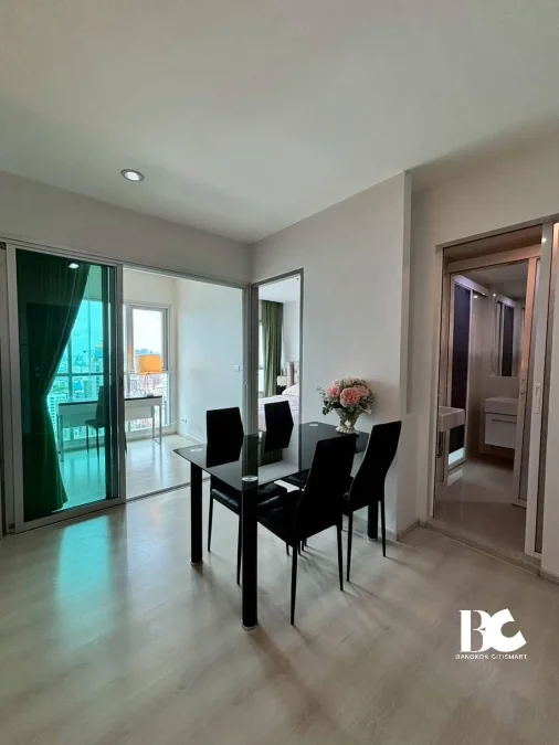 Just the two of US ที่ Life Ratchadapisek เหมือนทั้งโลก...มีแต่คุณสองคน ในที่ซึ่งคนต่างแสวงหาความเข้าใจซึ่งกันและกันอย่างเมืองใหญ่ เป็นไปได้ไหม ที่จะมีใครสักคน เข้าใจในตัวตนและอารมณ์ของ คนอีกคนหนึ่ง...อย่างลึกซึ้ง