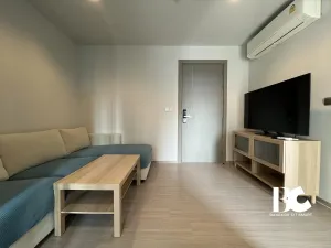 ที่สุดแห่งคอนโด High Rise พร้อมอยู่ใจกลาง New CBD ใกล้ MRT พระราม 9 ตอบโจทย์ทุกการใช้ชีวิตในสังคมเมือง พร้อมกับส่วนกลางใหญ่ถึง 7.5 ไร่* , สระว่ายน้ำ 3 สระ , Fitness 2 ชั้น บนชั้น Rooftop วิวเมือง Grand Lobby สูง 6 เมตร และ Co-Working Space แบบส่วนตัว