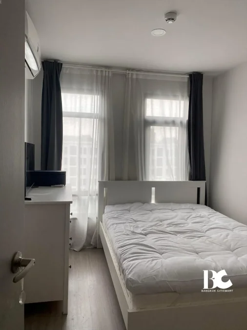 คอนโดพร้อมอยู่ สไตล์อังกฤษ ตอบโจทย์ไลฟ์สไตล์คนเมือง เดินทางสะดวก ใกล้ MRT ตรงข้ามเซ็นทรัลแกรนด์พระราม 9 A New Luxe Classic Condominium กับงานดีไซน์ที่สวยสะดุดตา มาพร้อมกับบรรยากาศโครงการ และส่วนกลางแบบเต็มอิ่ม ทั้งพื้นที่สีเขียวขนาดใหญ่ สระว่ายน้ำ 2 สระ, 