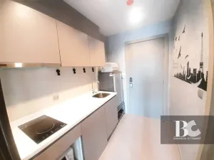 ที่สุดแห่งคอนโด High Rise พร้อมอยู่ใจกลาง New CBD ใกล้ MRT พระราม 9 ตอบโจทย์ทุกการใช้ชีวิตในสังคมเมือง พร้อมกับส่วนกลางใหญ่ถึง 7.5 ไร่* , สระว่ายน้ำ 3 สระ , Fitness 2 ชั้น บนชั้น Rooftop วิวเมือง Grand Lobby สูง 6 เมตร และ Co-Working Space แบบส่วนตัว