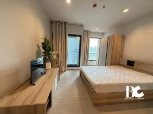 ที่สุดแห่งคอนโด High Rise พร้อมอยู่ใจกลาง New CBD ใกล้ MRT พระราม 9 ตอบโจทย์ทุกการใช้ชีวิตในสังคมเมือง พร้อมกับส่วนกลางใหญ่ถึง 7.5 ไร่* , สระว่ายน้ำ 3 สระ , Fitness 2 ชั้น บนชั้น Rooftop วิวเมือง Grand Lobby สูง 6 เมตร และ Co-Working Space แบบส่วนตัว