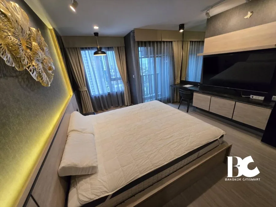 ICONIC LANDMARK ใจกลางห้าแยกลาดพร้าว คุ้ม ครบครัน ตอบรับทุกไลฟ์สไตล์ รองรับการพักผ่อนอย่างเป็นส่วนตัว ไปกับ Highlight Facility คือ Iconic Lobby, Rooftop Facilities และ Panoramic Health Club แบบ 24 ชั่วโมง Sky Work Space พร้อมเปิดรับวิวเมืองแบบ 360 องศา หร