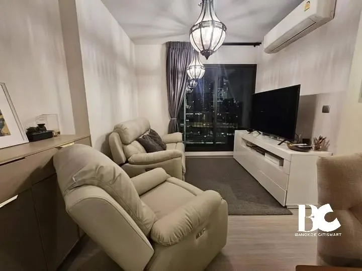 ที่สุดแห่งคอนโด High Rise พร้อมอยู่ใจกลาง New CBD ใกล้ MRT พระราม 9 ตอบโจทย์ทุกการใช้ชีวิตในสังคมเมือง พร้อมกับส่วนกลางใหญ่ถึง 7.5 ไร่* , สระว่ายน้ำ 3 สระ , Fitness 2 ชั้น บนชั้น Rooftop วิวเมือง Grand Lobby สูง 6 เมตร และ Co-Working Space แบบส่วนตัว