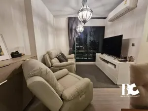 ที่สุดแห่งคอนโด High Rise พร้อมอยู่ใจกลาง New CBD ใกล้ MRT พระราม 9 ตอบโจทย์ทุกการใช้ชีวิตในสังคมเมือง พร้อมกับส่วนกลางใหญ่ถึง 7.5 ไร่* , สระว่ายน้ำ 3 สระ , Fitness 2 ชั้น บนชั้น Rooftop วิวเมือง Grand Lobby สูง 6 เมตร และ Co-Working Space แบบส่วนตัว