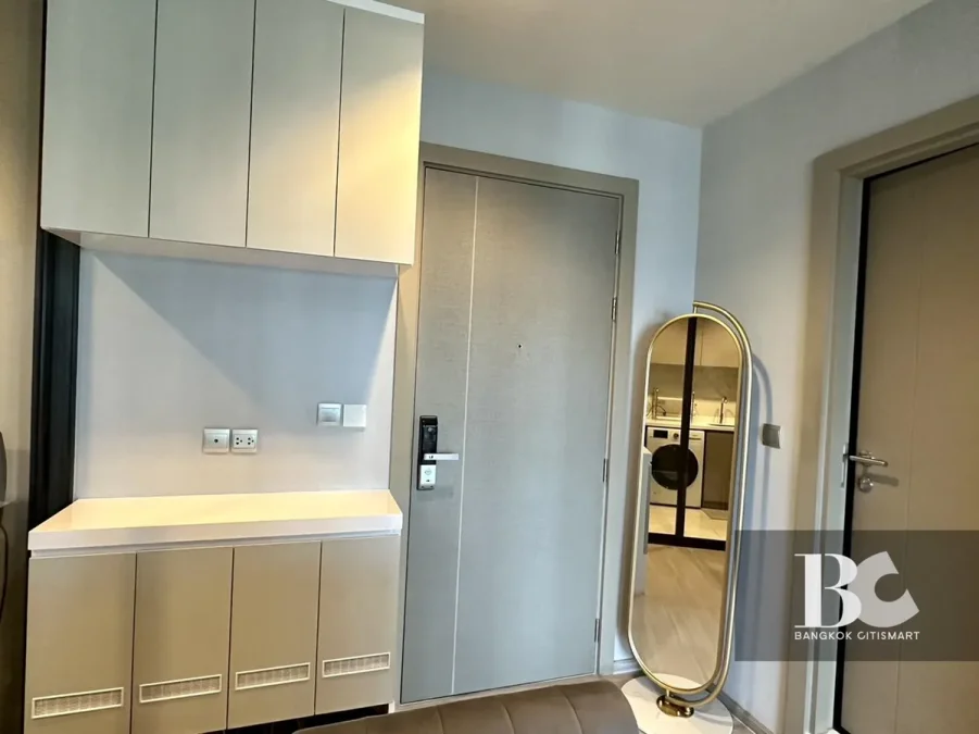 ที่สุดแห่งคอนโด High Rise พร้อมอยู่ใจกลาง New CBD ใกล้ MRT พระราม 9 ตอบโจทย์ทุกการใช้ชีวิตในสังคมเมือง พร้อมกับส่วนกลางใหญ่ถึง 7.5 ไร่* , สระว่ายน้ำ 3 สระ , Fitness 2 ชั้น บนชั้น Rooftop วิวเมือง Grand Lobby สูง 6 เมตร และ Co-Working Space แบบส่วนตัว