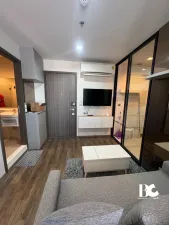 โอเอซิสคอนโดใหม่ พร้อมอยู่! สไตล์ Hide & Seek พบห้องรูปแบบ Cantilever Room ยูนิตพักอาศัยดีไซน์พิเศษ พื้นที่ภายในห้องชุดลอยออกมาจากตัวอาคาร เสมือนการพักผ่อนอยู่บนเชิงเขา ส่วนกลางใหญ่อลังการที่สุดในย่าน พร้อม Triple Facilities ใกล้ BTS ห้าแยกลาดพร้าว เชื่อม