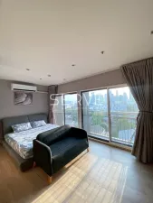 สตูดิโอ มีอ่างอาบน้ำ ห้องสวย เฟอร์ครบพร้อมอยู่ คอนโดเชื่อม Skywalk BTS ทองหล่อ / ให้เช่าคอนโด