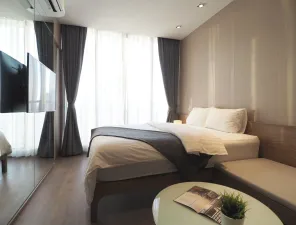 สตูดิโอ ตกแต่งอบอุ่น บนชั้นสูง 20+ ทำเลดี ใกล้ BTS พร้อมพงษ์  มีรถรับส่ง / ให้เช่าและขายคอนโด