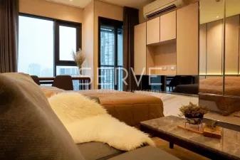 สตูดิโอ แต่งสวยๆ สไตล์ Modern ชั้นสูง 15+ ทำเลดี มีรถรับส่งไป BTS ทองหล่อ เพียง 350 ม. / ขายคอนโด