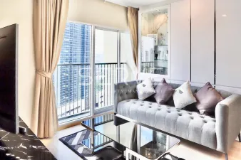 2 นอน ห้องมุมเป็นส่วนตัว แต่งสวย สไตล์ Luxury วิวดี ทำเลเริ่ด คอนโดติด MRT ศูนย์วัฒนธรรม 80 ม.